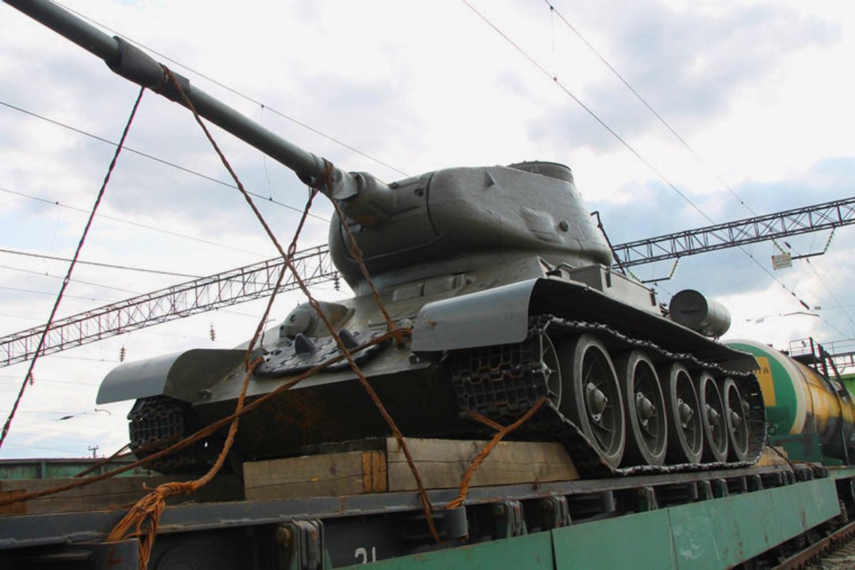 Танк Т-34-85 на российско-казахстанской границе в железнодорожном пункте пропуска Карталы