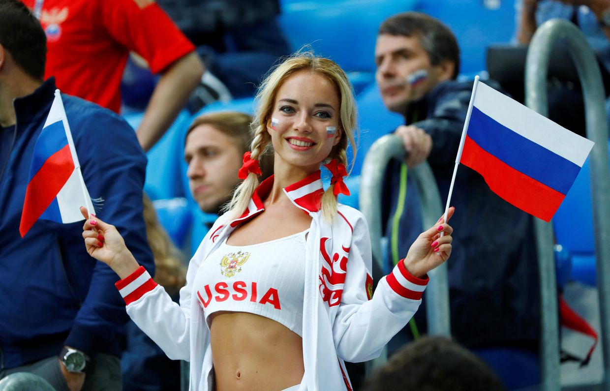 Болельщица во время матча ЧМ по футболу между сборными России и Египта