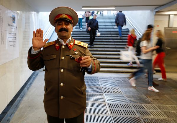 Двойник Иосифа Сталина в переходе московского метро Двойник Иосифа Сталина в переходе московского метро