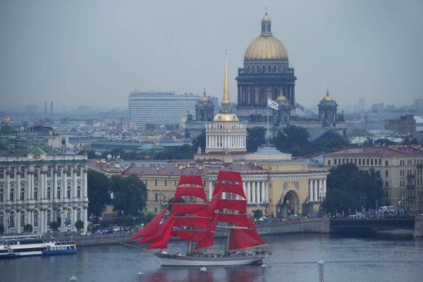 Парусник Tre Kronor на репетиции праздника выпускников школ «Алые паруса» в Санкт-Петербурге Парусник Tre Kronor на репетиции праздника выпускников школ «Алые паруса» в Санкт-Петербурге