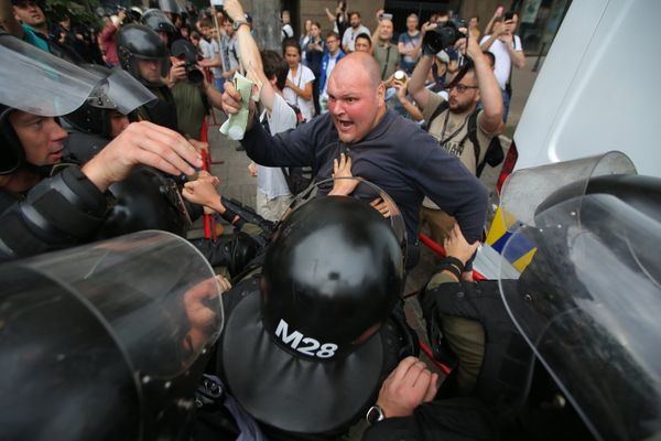 Сотрудники полиции и противники «Марша равенства» в поддержку ЛГБТ сообщества в Киеве