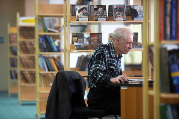 Посетитель в компьютерном зале Центральной универсальной научной библиотеки им. Некрасова