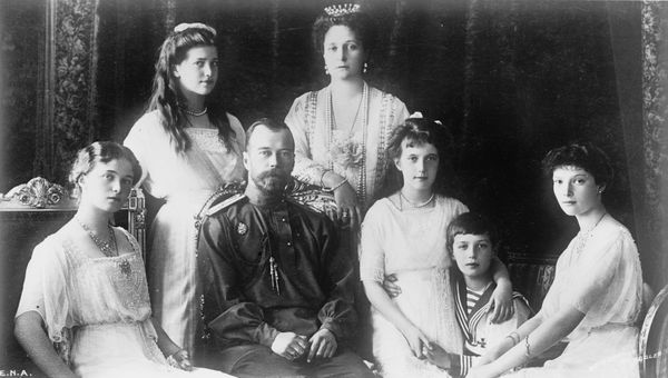 Великая Княгиня Ольга, Великая Княгиня Мария, Николай II, Александра, Великая Княгиня Анастасия, Царевич Алексей, Великая Княгиня Татьяна Великая Княгиня Ольга, Великая Княгиня Мария, Николай II, Александра, Великая Княгиня Анастасия, Царевич Алексей, Великая Княгиня Татьяна