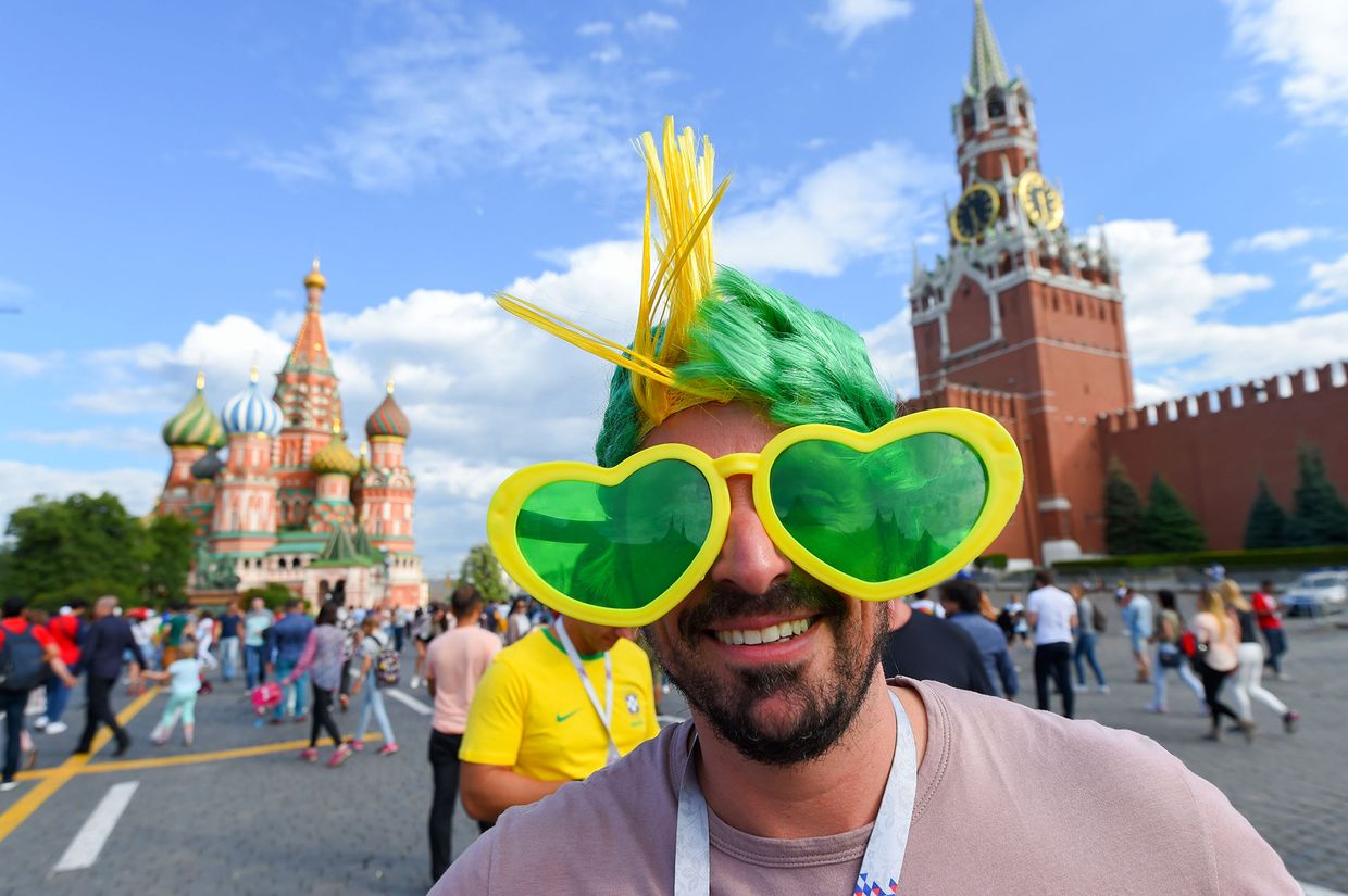Бразильский болельщик на Красной площади в Москве