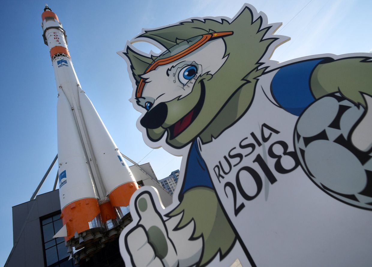 Фигура талисмана чемпионата мира по футболу 2018 в России волка Забиваки у музейно-выставочного комплекса Самара Космическая