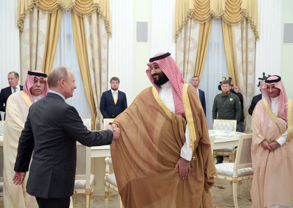 Владимир Путин и наследный принц Саудовской Аравии Мухаммед ибн Салман Аль Сауд во время встречи. 14 июня 2018