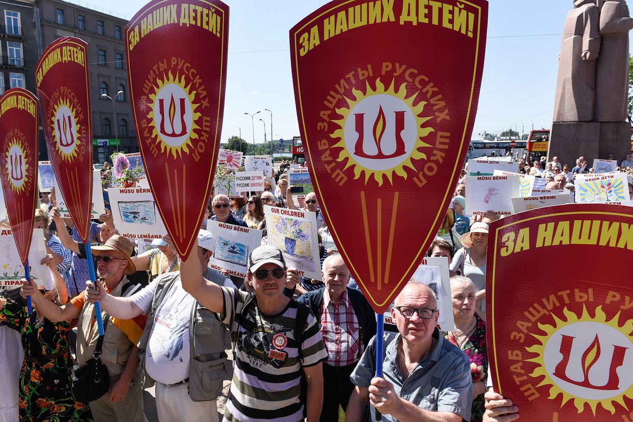 Демонстрация против реформы образования в Латвии в Риге