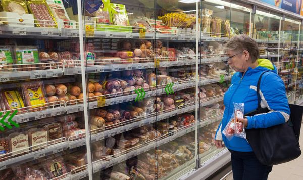 Покупательница в магазине Пятерочка в Москве Покупательница в магазине Пятерочка в Москве