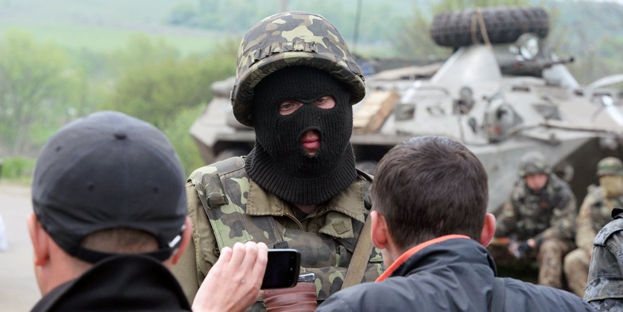 Украинский военный и жители востока Украины