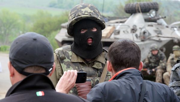 Украинский военный и жители востока Украины