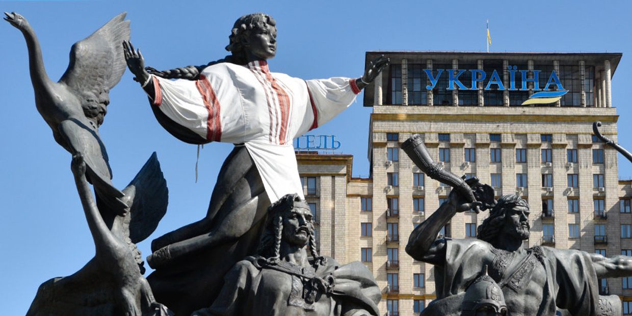 Памятник основателям Киева на площади Независимости в Киеве Памятник основателям Киева на площади Независимости в Киеве