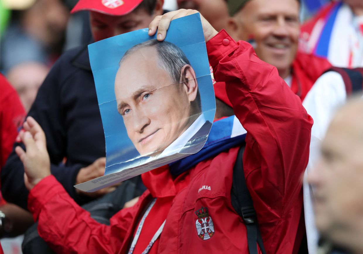 Фото президента России Владимира Путина в руках сербского болельщика во врема матча ЧМ Фото президента России Владимира Путина в руках сербского болельщика во врема матча ЧМ