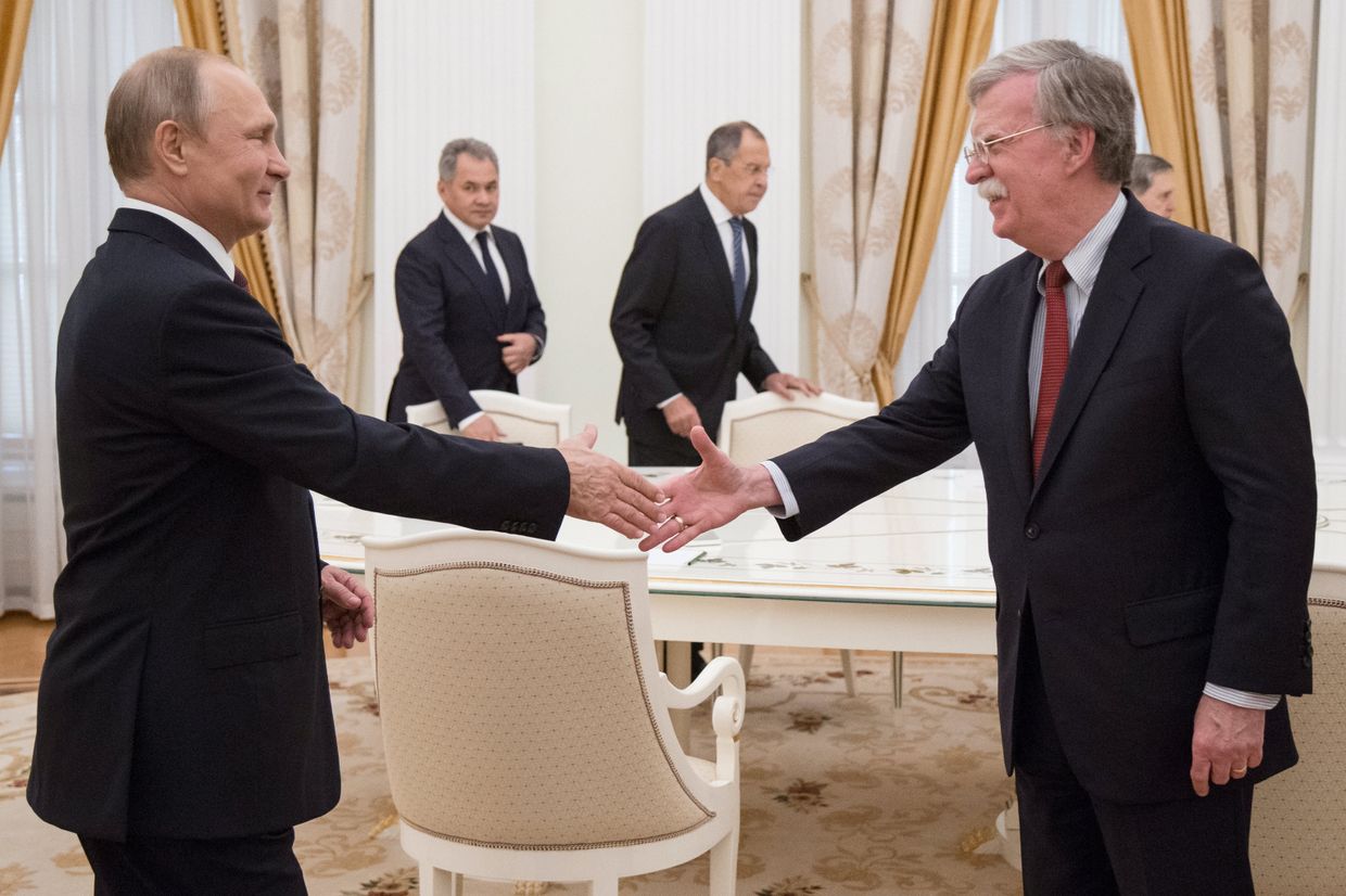 Президент РФ Владимир Путин и советник президента США по вопросам национальной безопасности Джон Болтон во время встречи в Кремле. 27 июня 2018