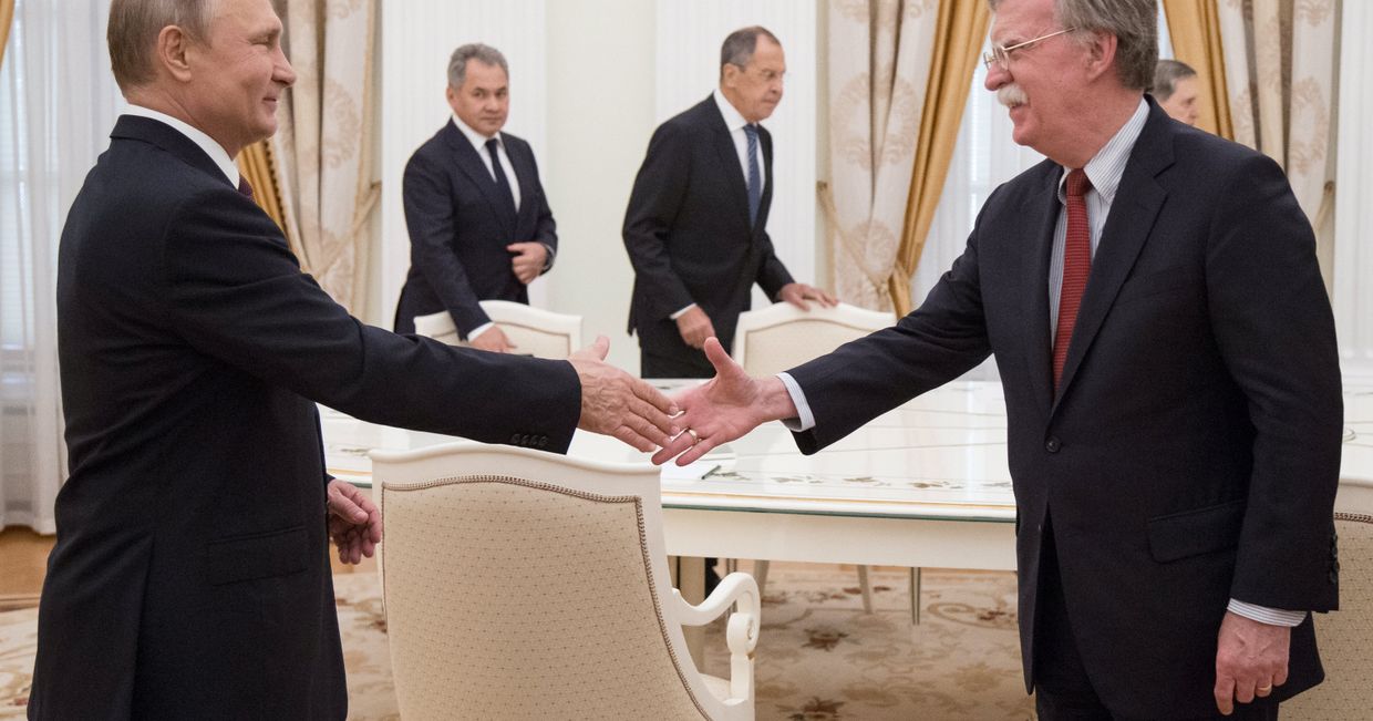 Президент РФ Владимир Путин и советник президента США по вопросам национальной безопасности Джон Болтон во время встречи в Кремле. 27 июня 2018