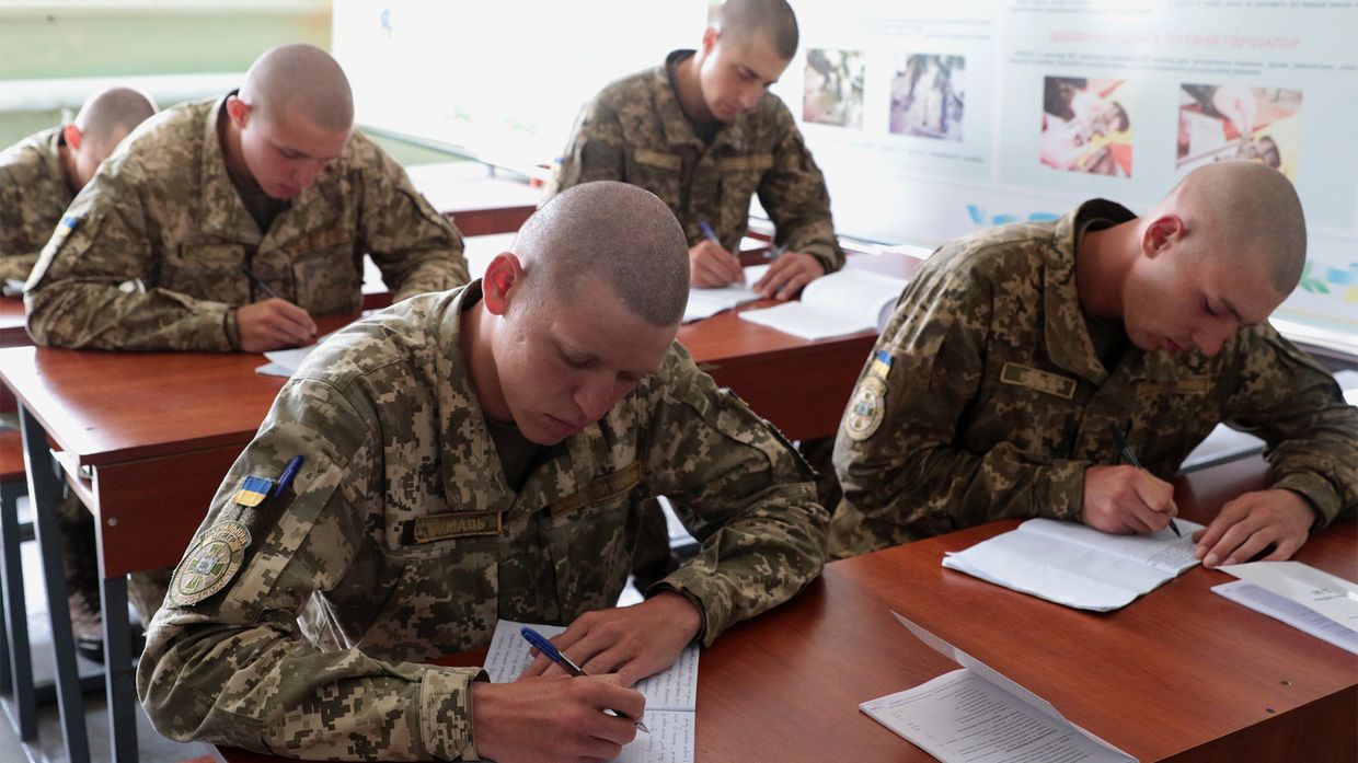 Военнослужащие вооруженных сил Украины во время военных учений на Яворовском полигоне во Львовской области