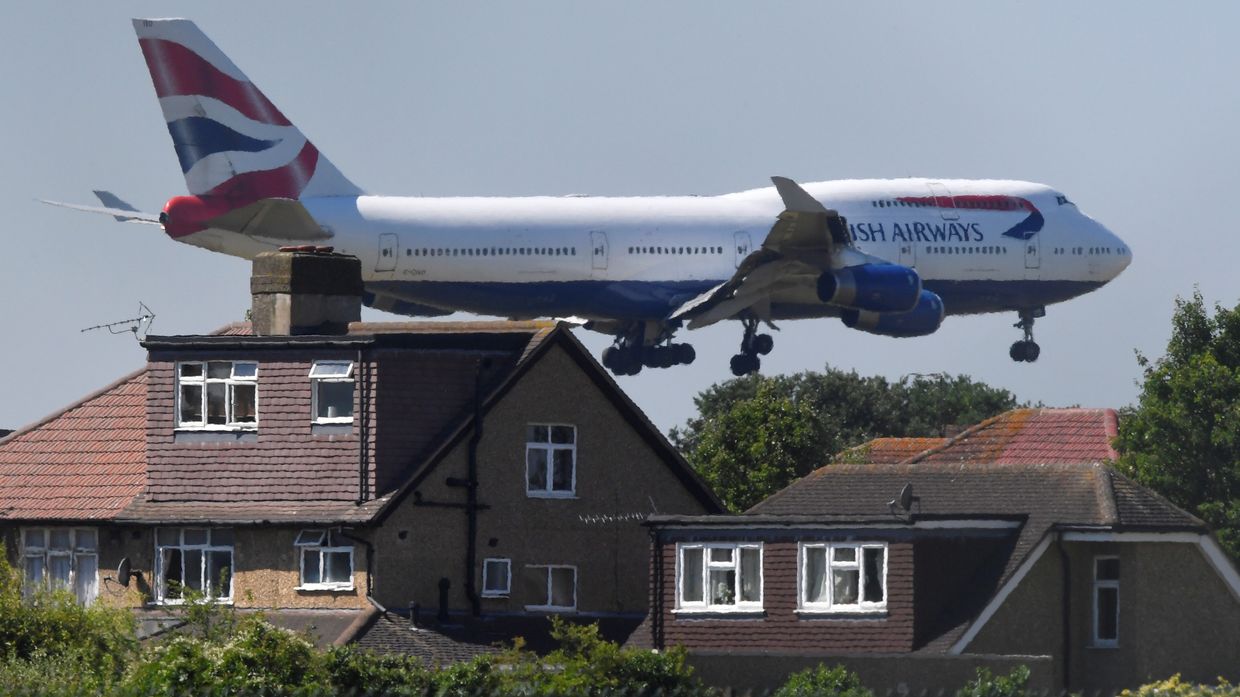 Самолет British Airways Boeing 747 приземляется в аэропорту Хитроу в Лондоне