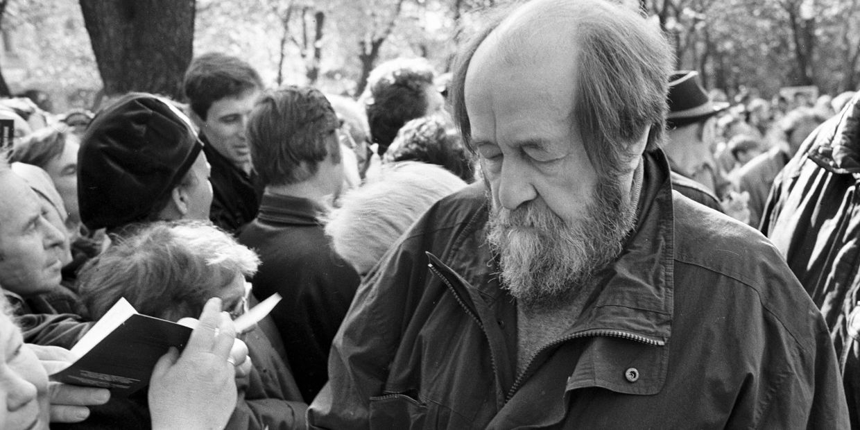 Писатель Александр Солженицын дает автографы на открытии памятника Сергею Есенину