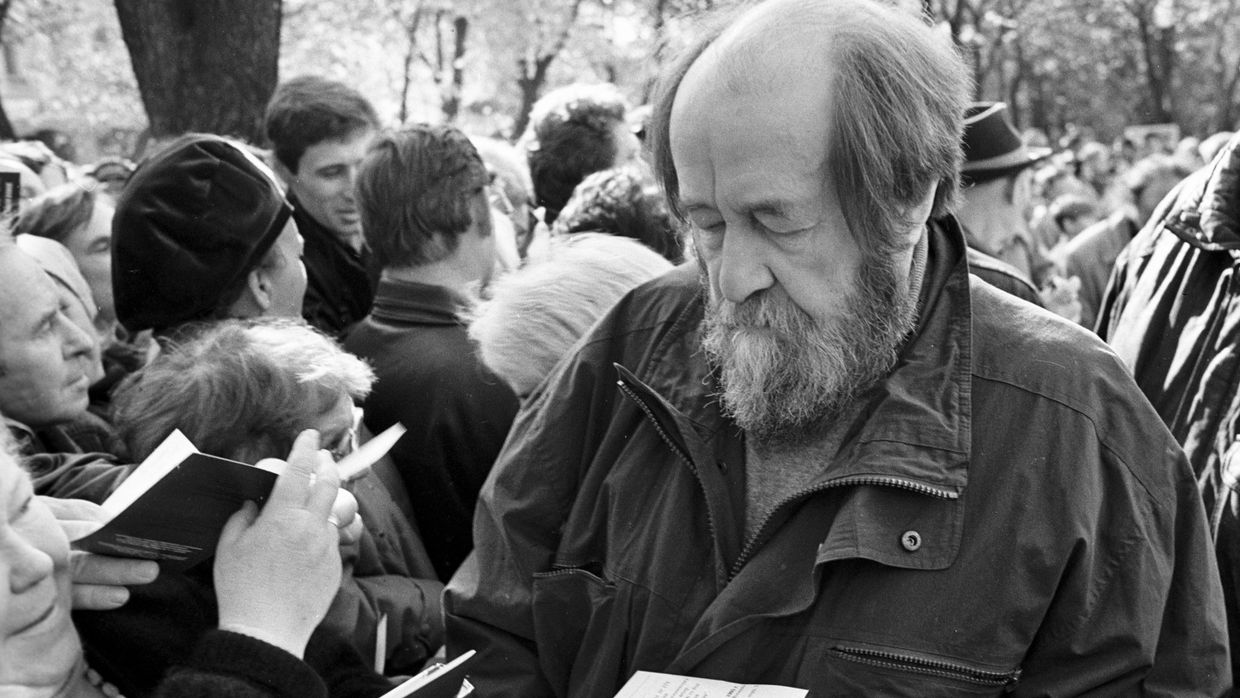 Писатель Александр Солженицын дает автографы на открытии памятника Сергею Есенину