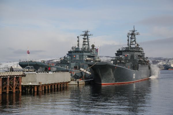 Большой десантный корабль Александр Отраковский и большой десантный корабль Кондопога во время прибытия в порт города Североморск Большой десантный корабль Александр Отраковский и большой десантный корабль Кондопога во время прибытия в порт города Североморск
