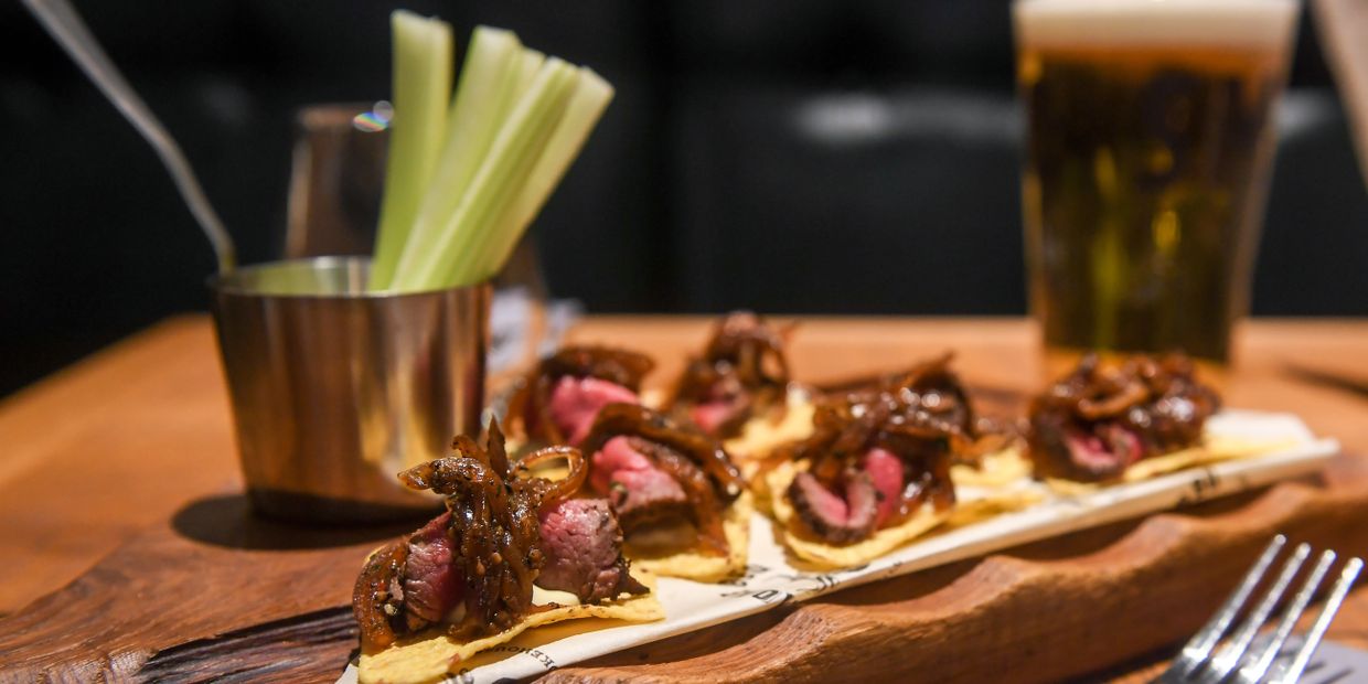 Домашний ростбиф из говяжьего костреца в ресторане Smoke BBQ в Санкт-Петербурге