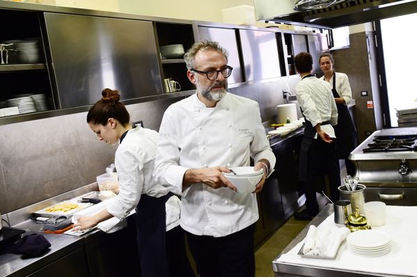 Итальянский шеф-повар Массимо Боттура на кухне своего ресторана Osteria Francescana