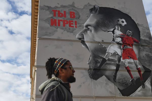 Граффити, посвященное чемпионату мира по футболу-2018, на стене жилого дома в Москве