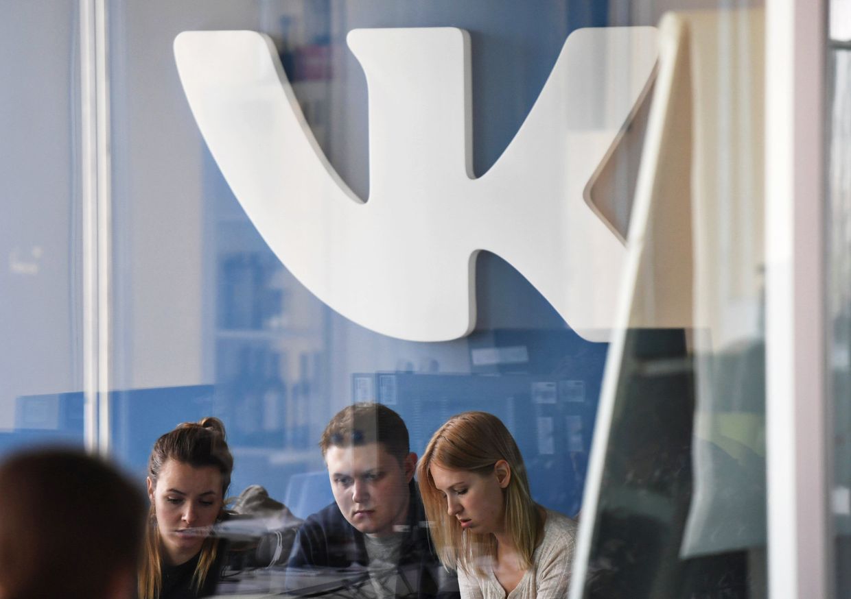 Логотип социальной сети ВКонтакте в офисе компании Mail.ru