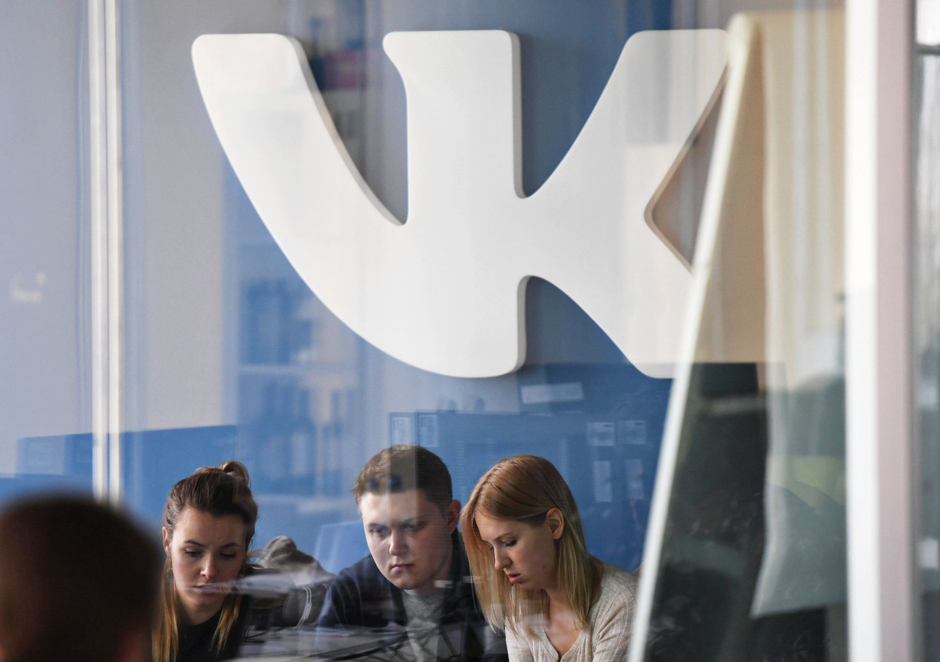Логотип социальной сети ВКонтакте в офисе компании Mail.ru - ИноСМИ, 1920, 25.09.2020