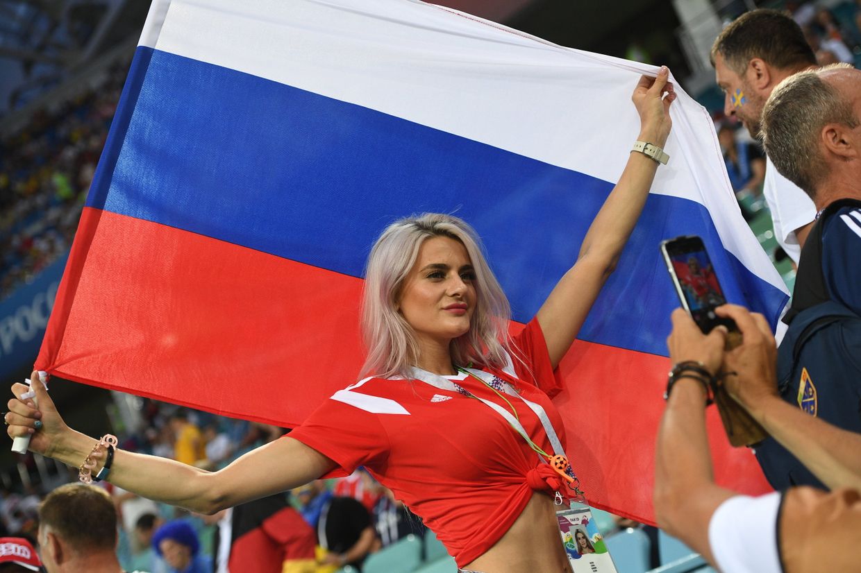 Болельщица перед матчем группового этапа чемпионата мира по футболу