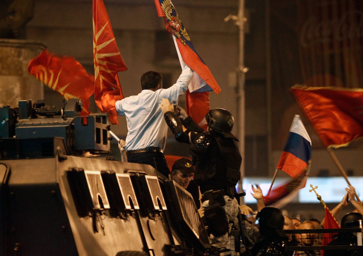 Участник митинга с флагами России и Македонии против изменения названия страны в Скопье. 17 июня 2018