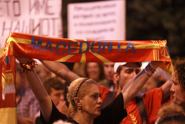 Участники митинга против изменения названия страны перед зданием парламента в Скопье, Македония. 13 июня 2018
