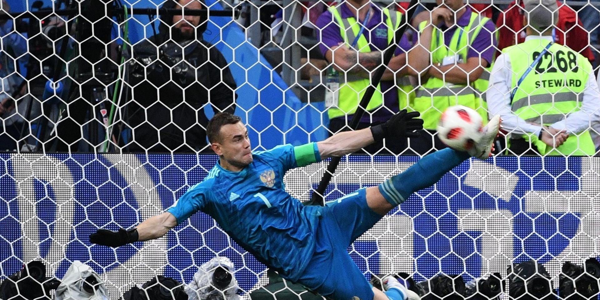 Игорь Акинфеев отбивает мяч в матче 1/8 финала чемпионата мира по футболу между сборными Испании и России - ИноСМИ, 1920, 01.07.2024