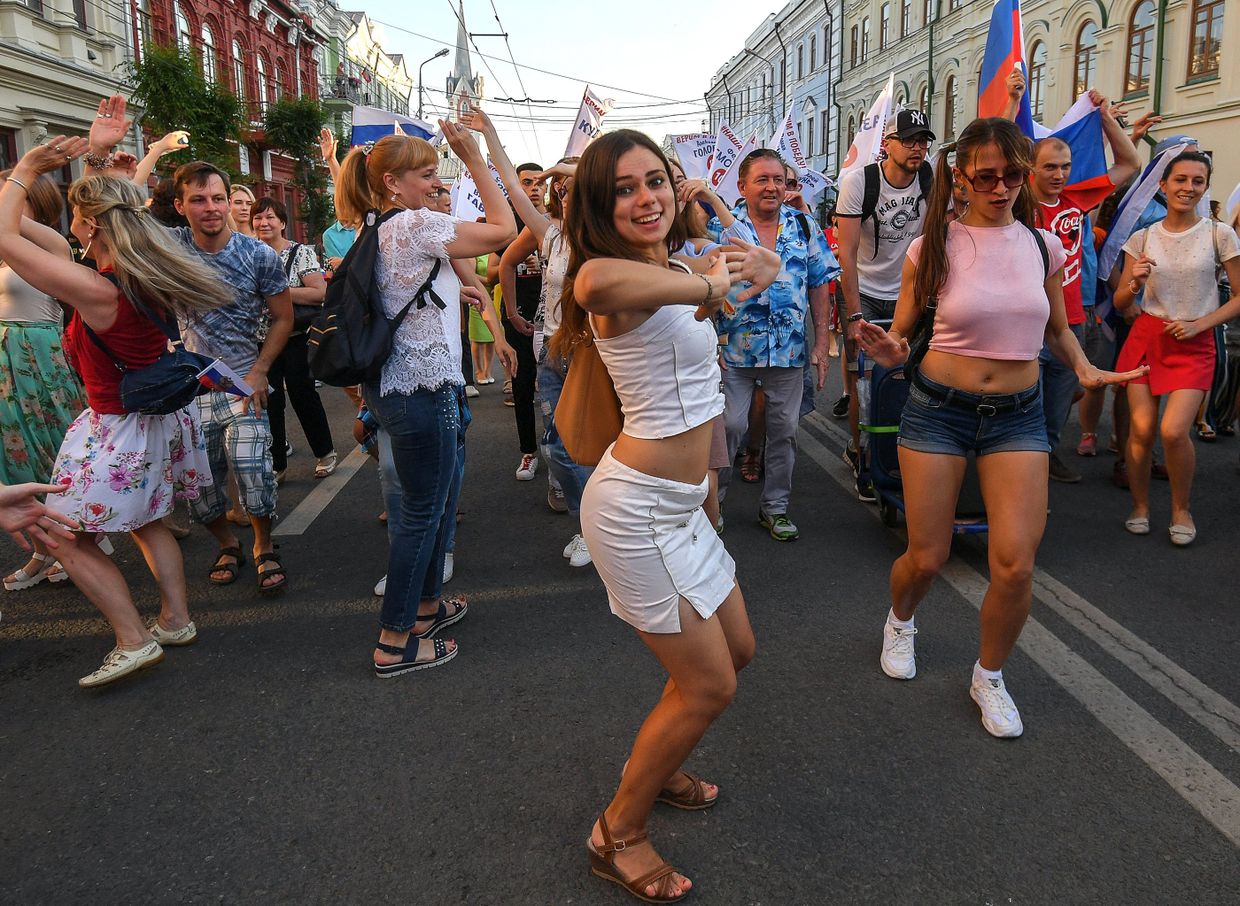 Флешмоб футбольных болельщиков в поддержку сборной России перед матчем ЧМ-2018 по футболу со сборной Уругвая на улице Куйбышева в Самаре