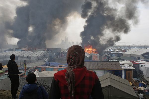 Пожар в лагере мигрантов «Джунгли» в Кале, Франция Пожар в лагере мигрантов «Джунгли» в Кале, Франция