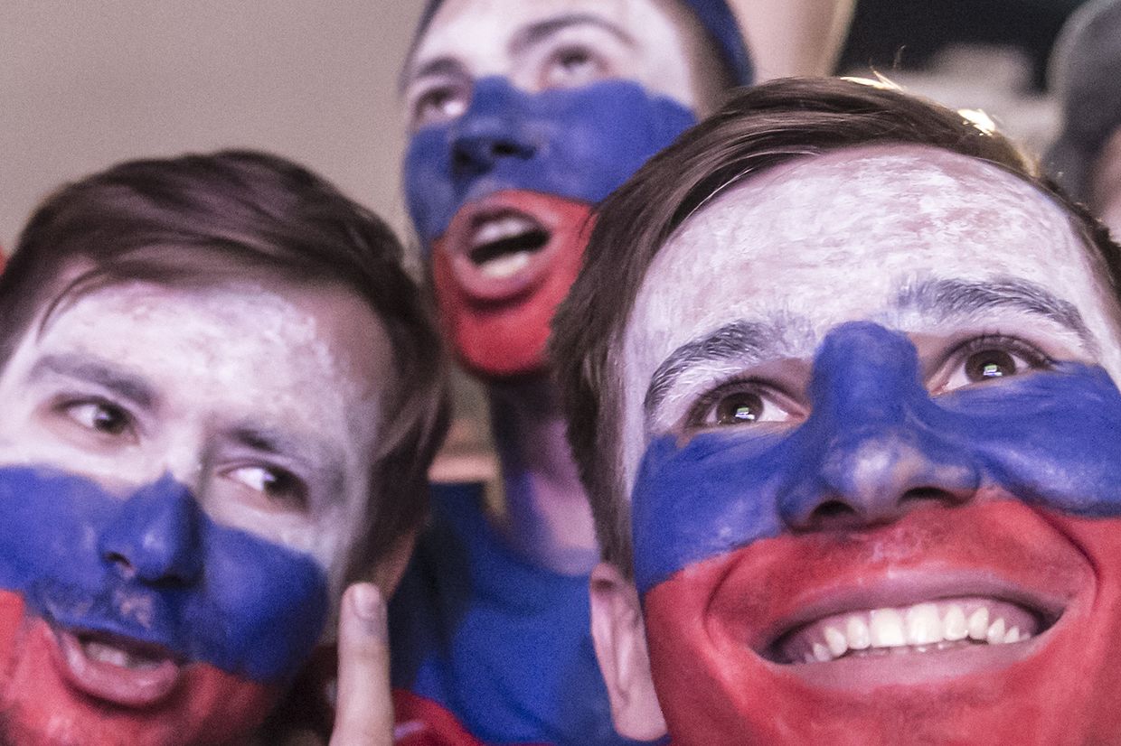 Российские футбольные болельщики в фан-зоне в Ростове-на-Дону
