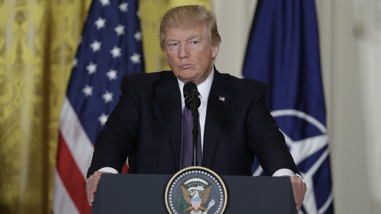 Президент США Дональд Трамп во время пресс-конференции с Генеральным секретарем НАТО Йенсом Столтенбергом в Вашингтоне