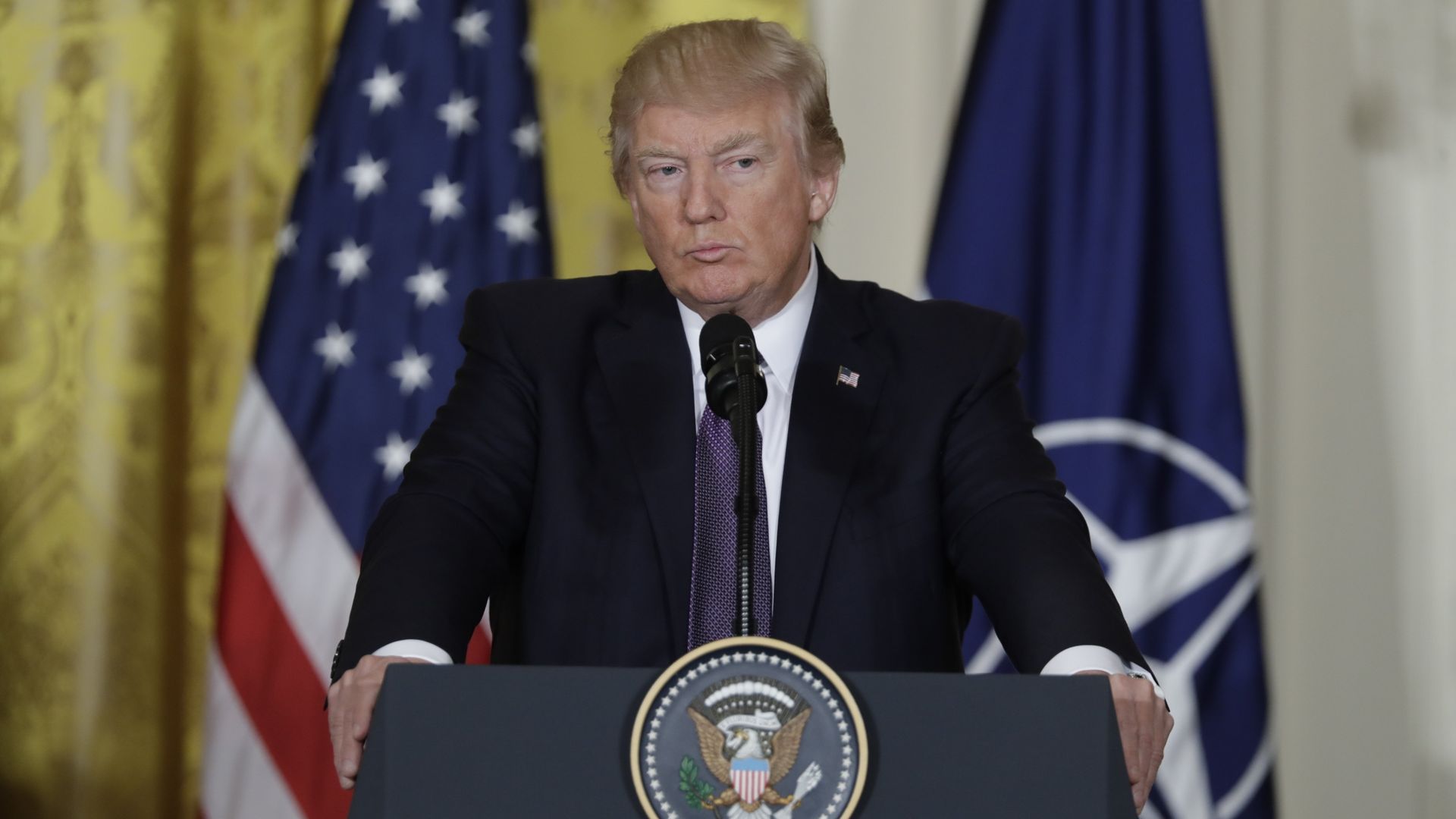 Президент США Дональд Трамп во время пресс-конференции с Генеральным секретарем НАТО Йенсом Столтенбергом в Вашингтоне - ИноСМИ, 1920, 14.07.2018