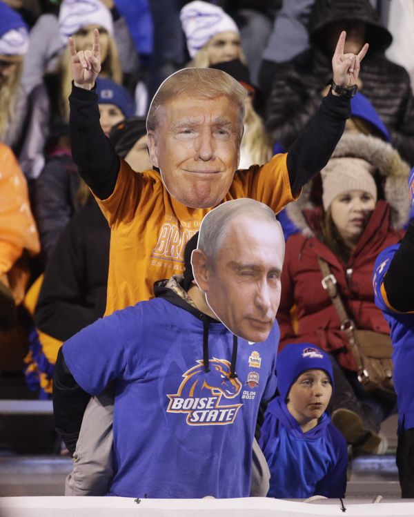 Футбольные болельщики в США в масках, изображающих президентом Трампа и Путина Футбольные болельщики в США в масках, изображающих президентом Трампа и Путина