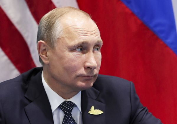 Президент Путин слушает президента Трампа на встрече в рамках саммита G20 в Гамбурге Президент Путин слушает президента Трампа на встрече в рамках саммита G20 в Гамбурге