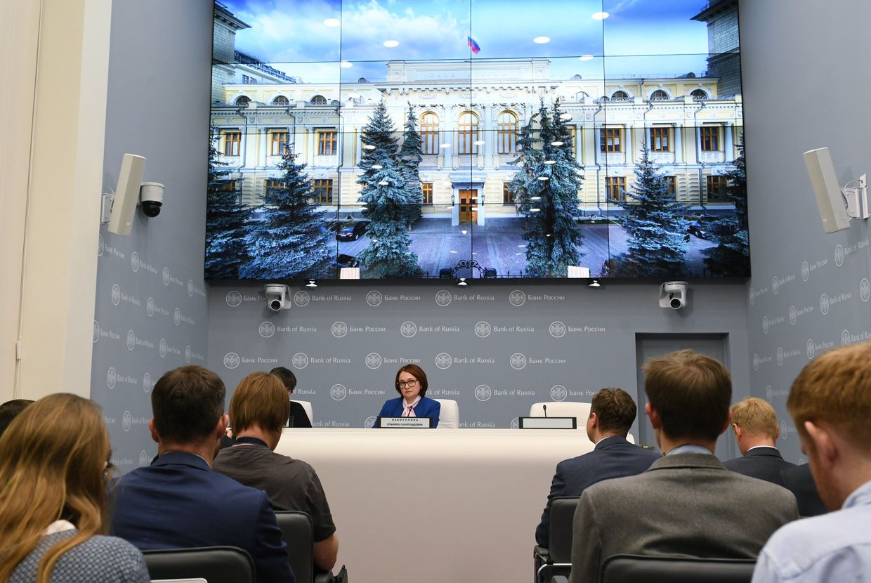 Председатель Центрального банка РФ Эльвира Набиуллина выступает на брифинге в Москве. 15 июня 2018