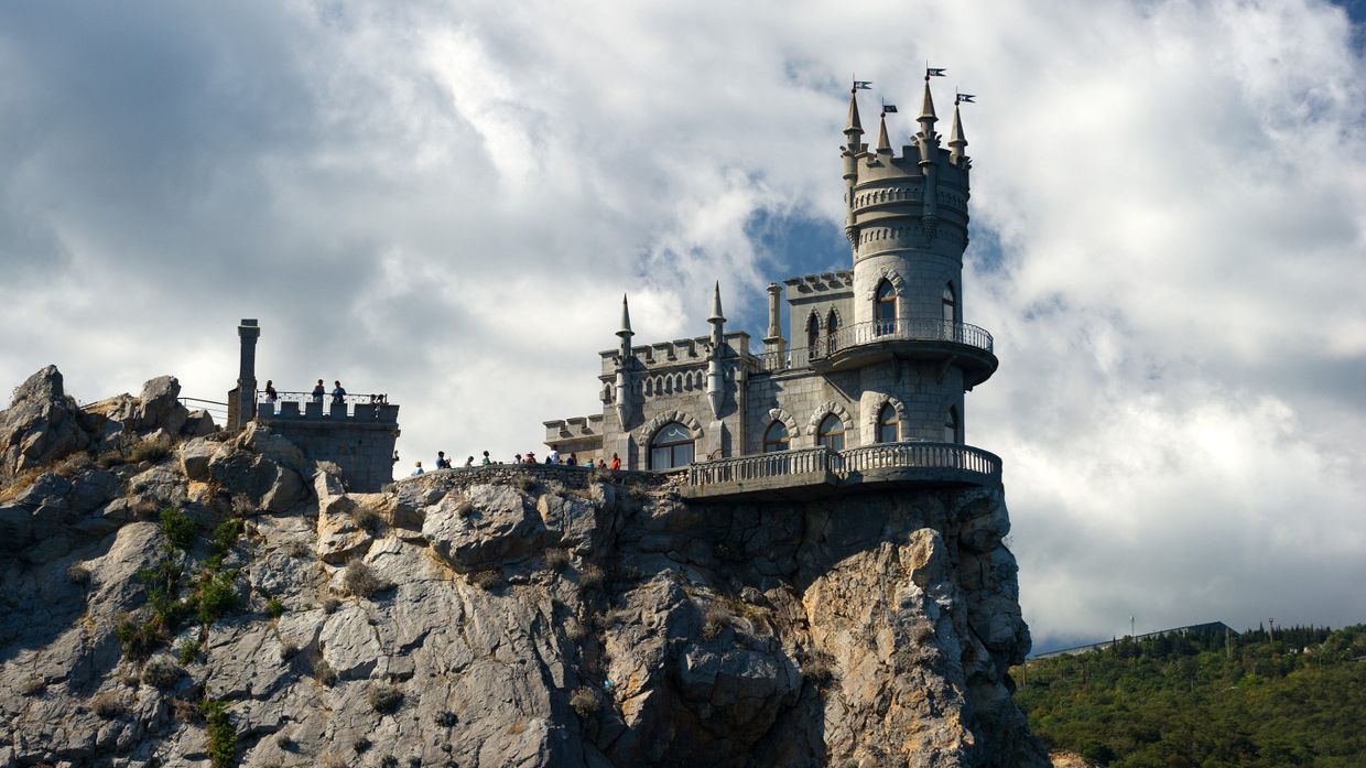 Замок Ласточкино гнездо на береговой скале в поселке Гаспра в Крыму.
