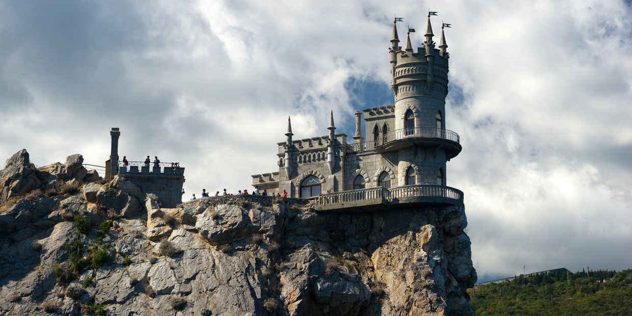 Замок Ласточкино гнездо на береговой скале в поселке Гаспра в Крыму.