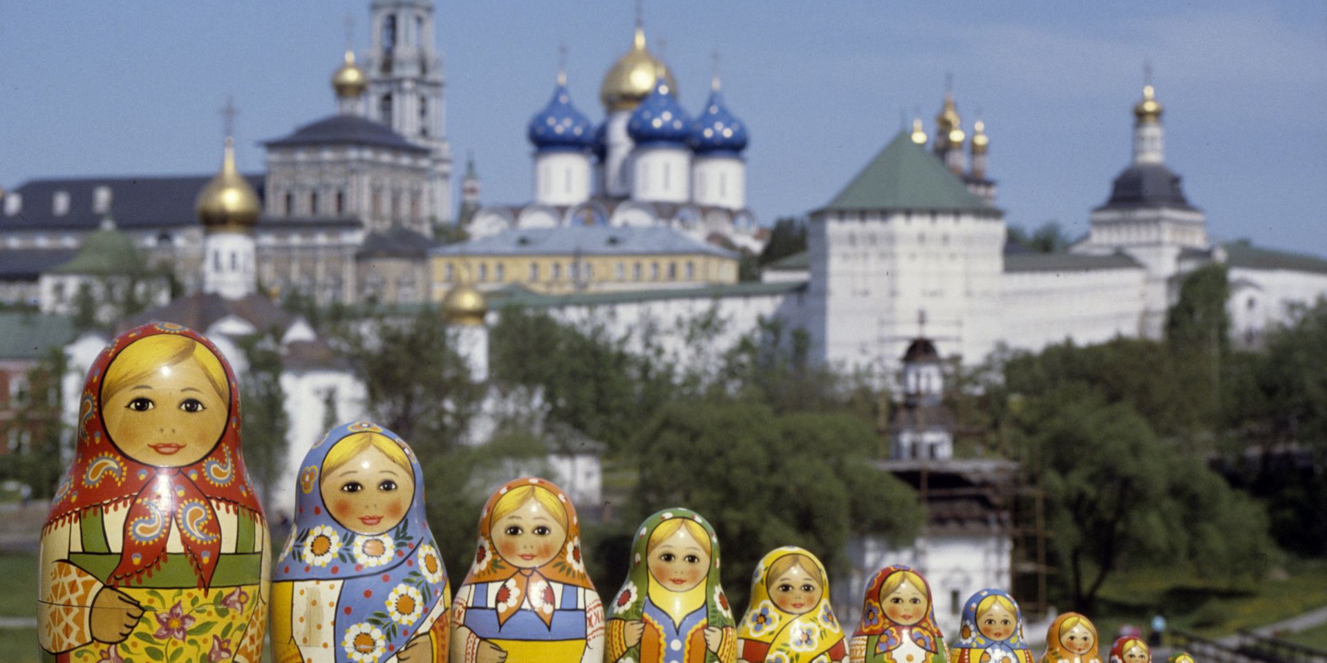 Русские матрешки, сфотографированные на фоне Троице-Сергиевой лавры - ИноСМИ, 1920, 21.04.2026