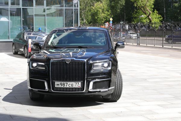 Автомобиль Aurus кортежа президента РФ Владимира Путина 