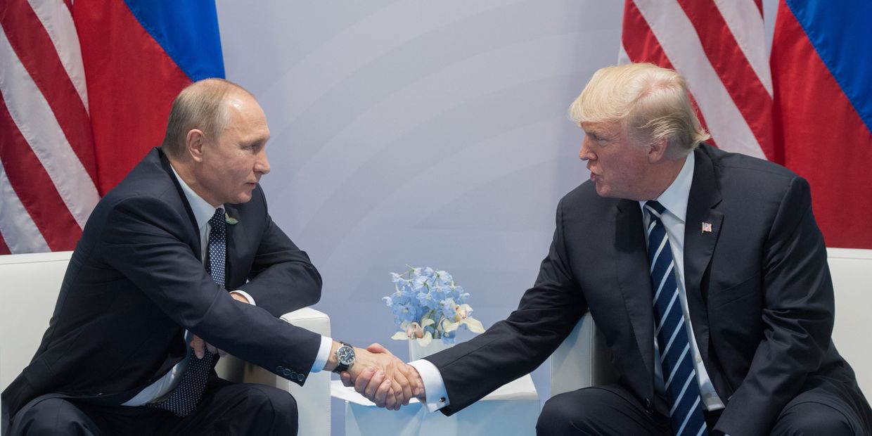 Президент России Владимир Путин и президент США Дональд Трамп во время встречи на саммите G20 в Гамбурге. 7 июля 2017 Президент России Владимир Путин и президент США Дональд Трамп во время встречи на саммите G20 в Гамбурге. 7 июля 2017