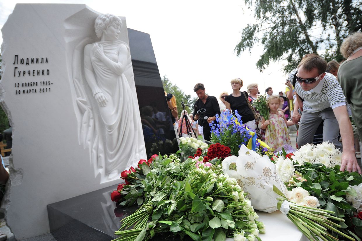 Открытие памятника Людмиле Гурченко на Новодевичьем кладбище