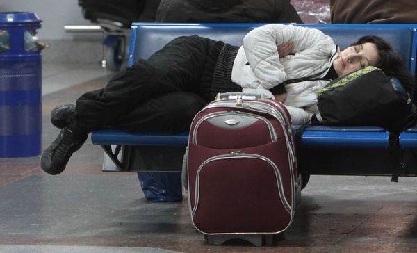 Женщина в аэропорту Борисполь в Киеве в ожидании вылета