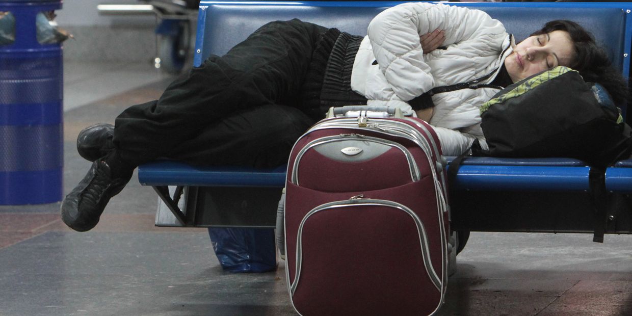 Женщина в аэропорту Борисполь в Киеве в ожидании вылета Женщина в аэропорту Борисполь в Киеве в ожидании вылета