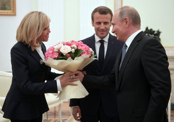 Владимир Путин и президент Франции Эммануэль Макрон с супругой Брижит во время встречи. 15 июля 2018