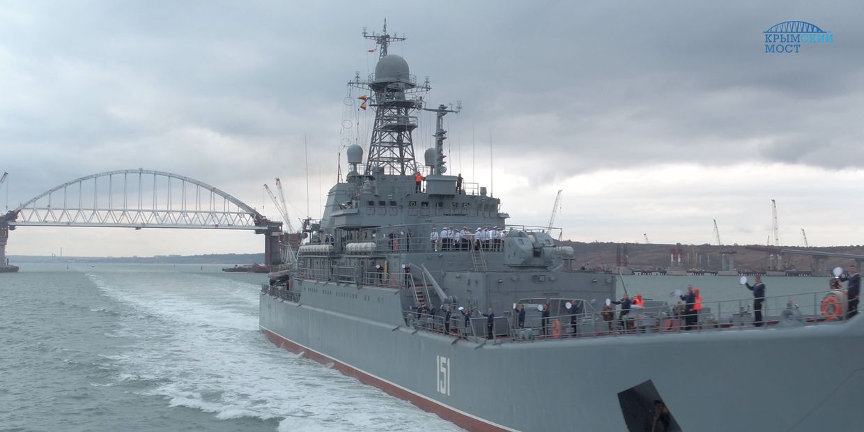 Большой десантный корабль Черноморского флота Азов выполняет переход по Керченскому проливу. 6 сентября 2017